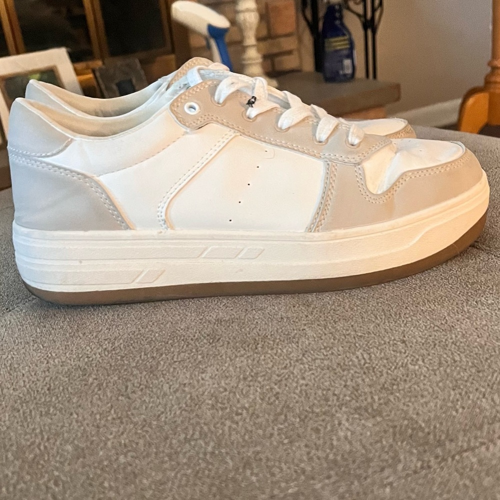 American Eagle Outfitters White Sneakers Sleek Minimalist Design